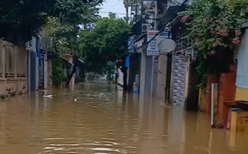 Mưa lụt bất thường nhấn chìm nhiều tuyến đường ở Huế giữa ngày nắng hạ