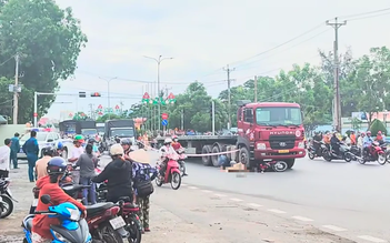 Xe đầu kéo cuốn xe máy vào gầm ở giao lộ, người phụ nữ tử vong
