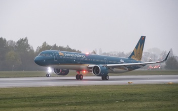 Hàng loạt chuyến bay bị hủy, chậm vì mưa bão