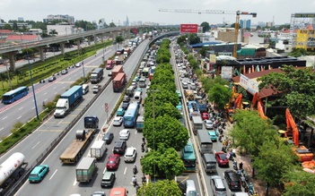 TP.HCM: Lượng xe tăng đột biến, ùn ứ kéo dài khu vực ngã tư Thủ Đức
