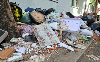 Những bãi rác tự phát tràn lan trên đường