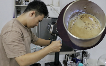 Độc lạ cà phê thủy nướng ở TP.HCM: Thức uống lạ miệng, còn chiết xuất làm… nước hoa