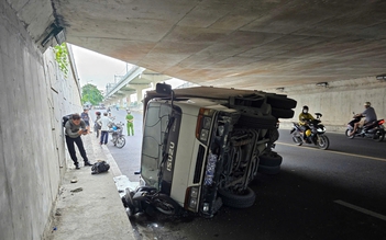 TP.HCM: Xe tải lật đè 2 xe máy trong hầm chui, 3 người bị thương