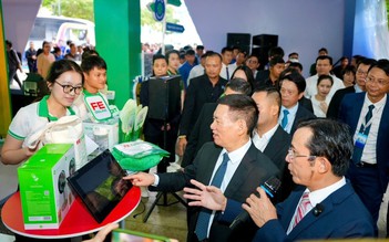 FE CREDIT mang ứng dụng tài chính đa nhiệm đến Ngày không tiền mặt 2025