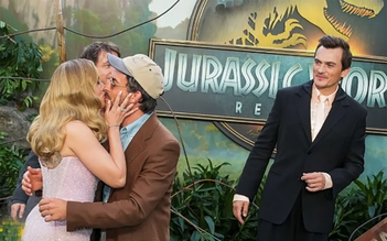 Scarlett Johansson và Jonathan Bailey gây sốc tại buổi ra mắt bom tấn 'Jurassic World Rebirth'