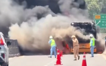 Xe khách bốc cháy dữ dội trên cao tốc Mai Sơn - QL45