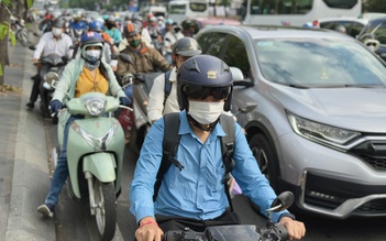 Tranh cãi gay gắt 'ngồi trong ô tô mát giành đường với xe máy là khôn lỏi'