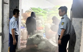 Phát hiện kho đông lạnh chứa 12 tấn chân gà bốc mùi tại Cẩm Phả