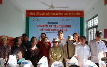 ‘Chuyến xe yêu thương’ mang quà đến với người nghèo