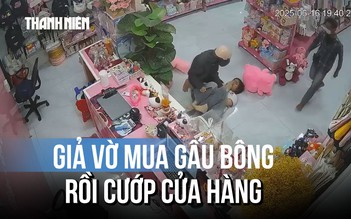 Cô gái khóc thét khi bị 2 kẻ cướp kề dao khống chế trong cửa hàng
