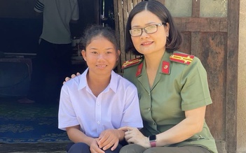 Thượng tá công an ở Kon Tum trở thành mẹ đỡ đầu của trẻ mồ côi