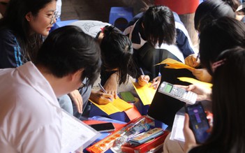 Sĩ tử viết sớ cầu may tại Văn Miếu trước kỳ thi tốt nghiệp THPT 2025