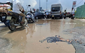 Đường ngập nước, nguy cơ xảy ra tai nạn giao thông