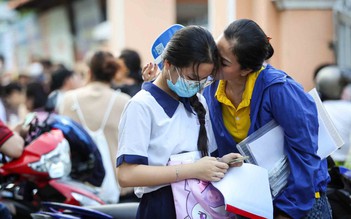 'Hai khuôn mặt' cảm xúc của cha mẹ khi con thi tốt nghiệp