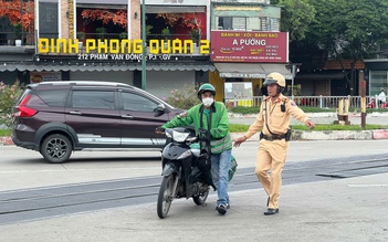 CSGT TP.HCM xử lý nhiều tài xế băng ngang đường ray xe lửa