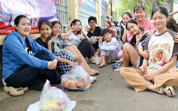 'Đại gia đình' hơn 10 người đi cổ vũ thí sinh thi tốt nghiệp THPT