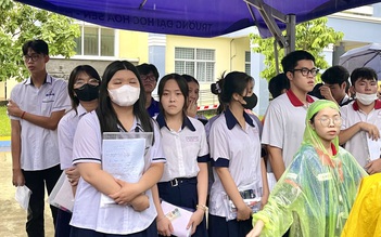 Thi tốt nghiệp THPT 2025: Thí sinh đội mưa về, buồn rượi vì đề toán khó