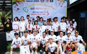 Trao trực tiếp 150 triệu đồng tại giải pickleball 'Cùng con đi tiếp cuộc đời' lần 3