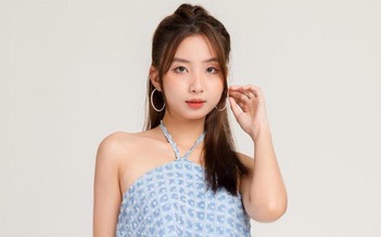 Áo cổ yếm chạm vào nét duyên thanh nhã của nàng