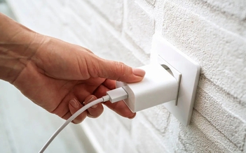 Bộ sạc điện thoại nóng có phải là điều bình thường?