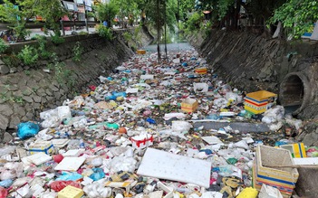 Kênh đầy rác, gây ô nhiễm