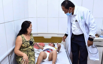 Bé trai 2 tuổi bị xương cá đâm thủng ruột