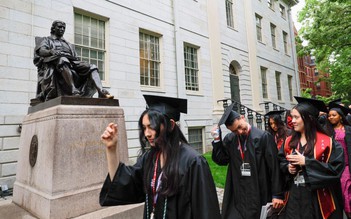 Đại học Harvard mở rộng đơn kiện chính quyền Mỹ