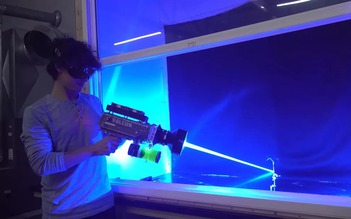 YouTuber gây kinh ngạc với 'súng laser' tự chế mạnh nhất thế giới