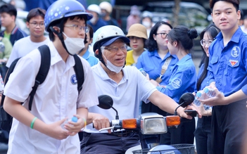 Ông ngoại 76 tuổi đưa cháu đi thi cấp 3 để 'được vía tốt'