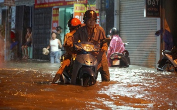 TP.HCM mây đen ngập trời, gió rít liên hồi, nơi nào sắp hứng mưa lớn?