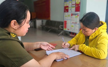Công an TP.HCM 'gỡ rối' cho người dân không rành công nghệ