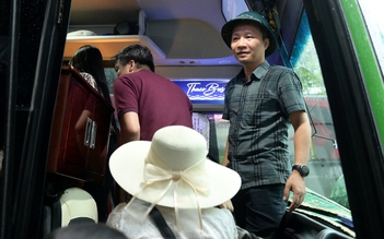 Cán bộ dậy từ sáng sớm, hướng dẫn xe đưa viên chức sang Ninh Bình làm việc