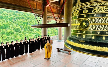 Hơn 18.000 ngôi chùa cả nước cử chuông trống bát nhã cầu quốc thái dân an sáng nay