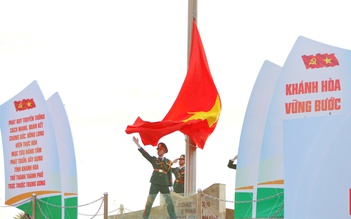 Khánh Hòa: Gần 1.300 người cùng chào cờ đón ‘kỷ nguyên mới’ của chính quyền địa phương