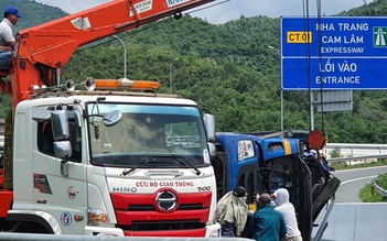 Khánh Hòa: Xe tải chở thanh thép lật trên đường dẫn cao tốc, 2 người tử vong