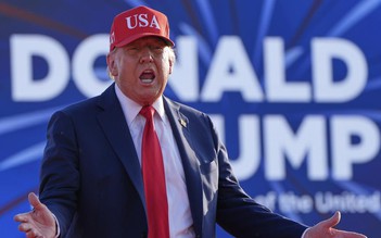 Tổng thống Trump ký lệnh tăng phí du khách nước ngoài