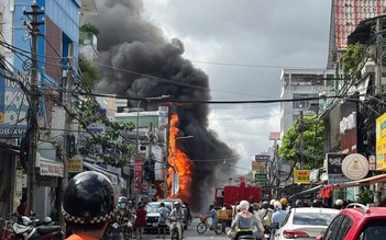 Hỏa hoạn tại trung tâm Cần Thơ, cửa hàng điện thoại bị thiêu rụi