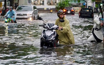 Cao điểm mưa bão, thời tiết khó lường