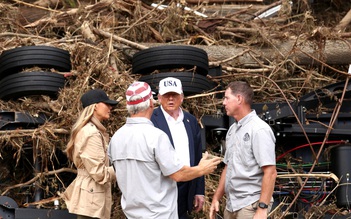Ông Trump thăm vùng lũ quét ở Texas, bảo vệ công tác ứng phó của chính quyền