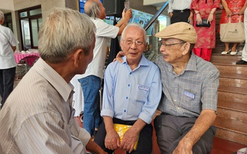 Chiếc phù hiệu đặc biệt trên áo những cụ ông cụ bà 90 tuổi