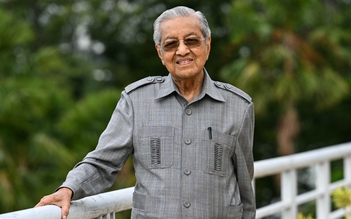 Cựu Thủ tướng 100 tuổi của Malaysia nhập viện sau một giờ đạp xe