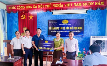 HUFLIT tiếp thêm động lực đến trường cho học sinh vùng sâu