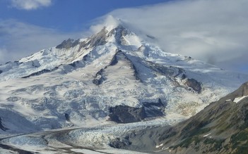 Núi lửa Alaska 'cựa mình' sau hơn 100 năm ngủ yên