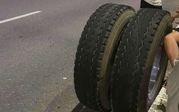 Bị bánh xe đầu kéo lăn trúng, người đàn ông đi bộ tử vong