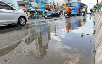 Nguy hiểm khi đi qua đoạn đường lòng chảo ngập nước