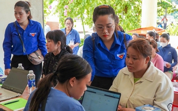 Y sĩ, bác sĩ trẻ vượt núi, mang yêu thương đến Bến Giằng