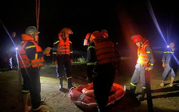 Đi chăn bò, 2 em nhỏ phát hiện người đàn ông nghi đang đuối nước