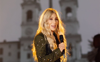 Danh ca Cher và mối tình với bạn trai trẻ hơn 40 tuổi