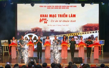 Á hậu Châu Anh, diễn viên Đỗ Nhật Hoàng xúc động tại triển lãm 'Mưa đỏ'