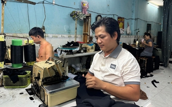 Lao động trên 35 tuổi tìm việc: Vì sao rời nhà máy may, về nhà trọ làm xuyên đêm?